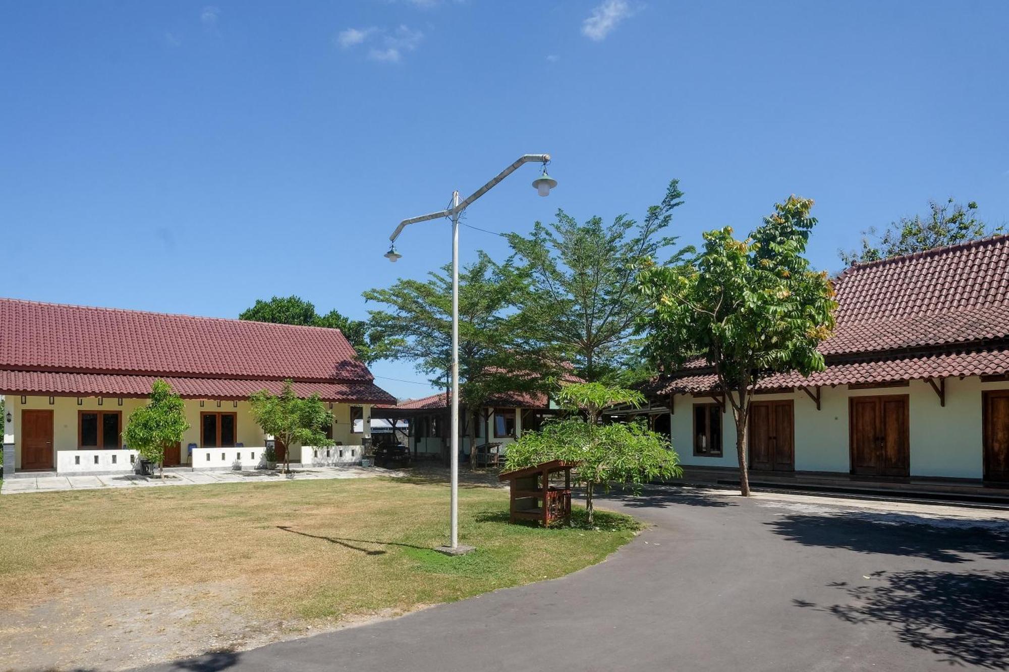 Hotel Reddoorz Syariah Near Alun Alun Wonosari Exterior foto